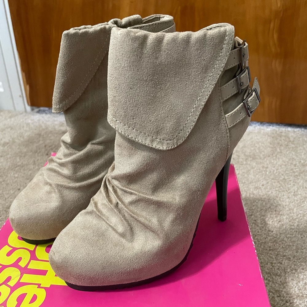 Charlotte Russe Mesa Buckle Heel Zipper Booties Light Taupe Suede Women’s 6 NWT